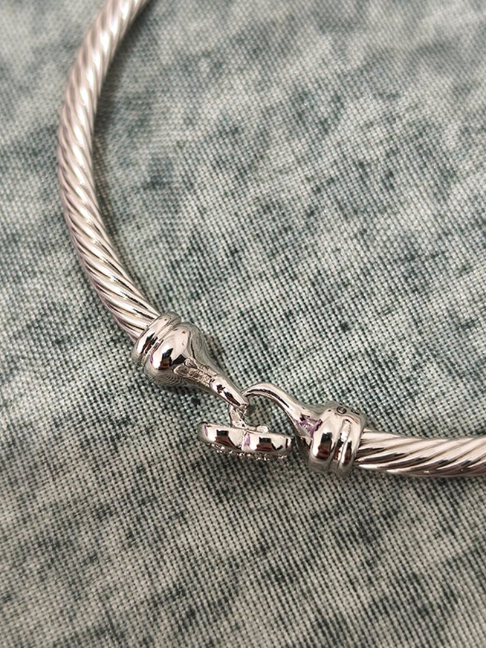David Yurman Sterling Silver Heart-Shaped Clasp Bracelet With Diamond Accents. - Picture 3 of 6